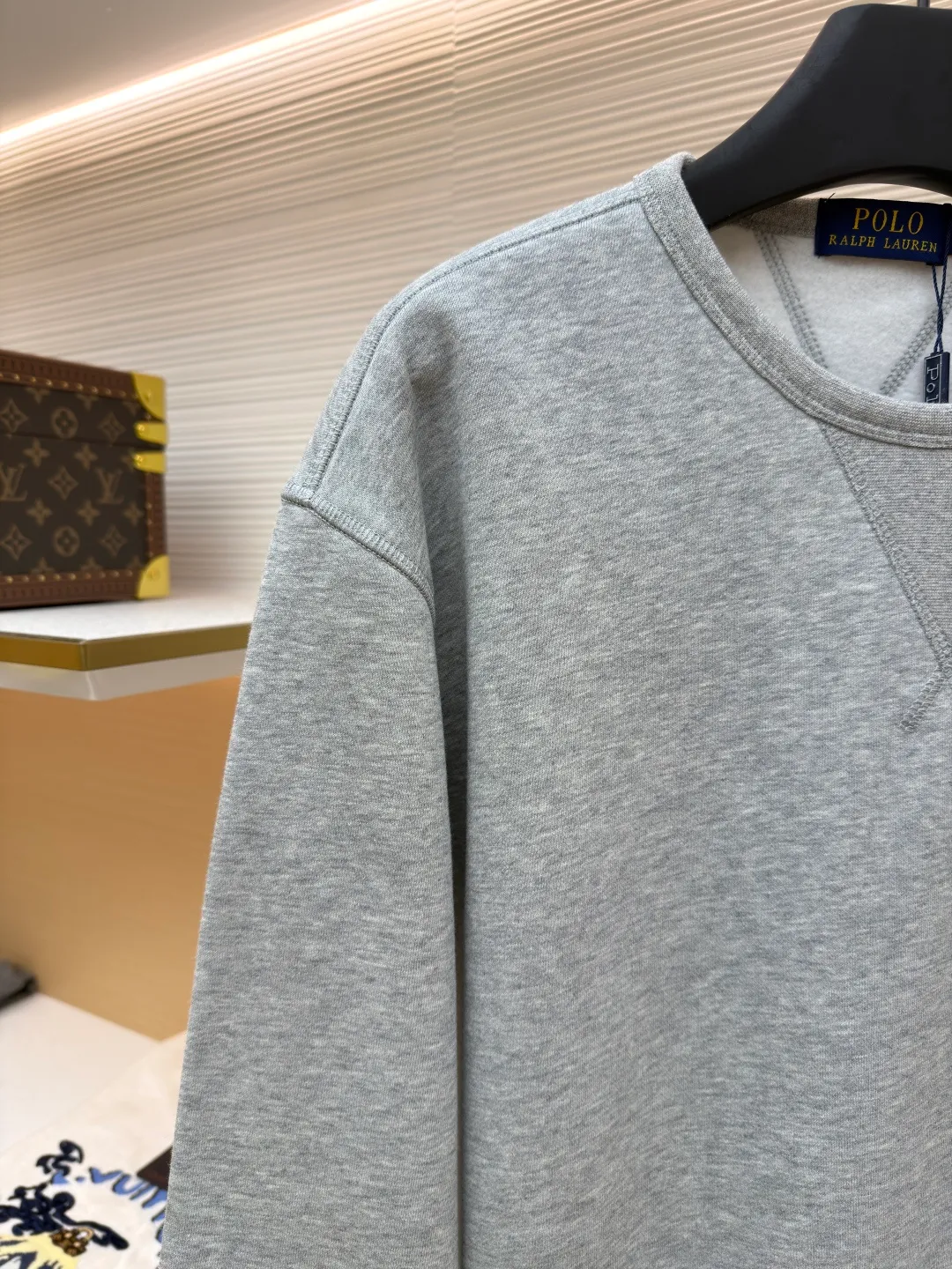 Ralph Lauren logo embroidered sweatshirt ●Original version: Purchased and developed at 1690 ●Item No.: 1681541-A15 ●Fabric: Cloud-like honey cotton fleece sweatshirt fabric ●Technology: Made by Hasuo ●Color: Gray ●Version: Fitted version ●Weight: about 430 grams ●Size: S-M-L-XL ●Description: Customized cloud-like honey cotton fleece sweatshirt material, delicate touch, comfortable and skin-friendly, based on matte gray Comes with a layer of soft light filter. Exquisite indigo pony logo is embellished. It is highly recognizable. It has a breath of freedom and vitality. A symphony of pure and smart colors. It outlines a high-end outline with extreme simplicity. It becomes the smart focus of the vision. Shows taste in silence and adopts imported machine embroidery technology. Uses advanced computer control system and precision mechanical components to realize the iconic pony embroidery operation. High precision. The lines are smooth and delicate, using the Hasuo process. Sewing on a specific machine. The high fastness of Haha thread adds visual effects. It is time-consuming and labor-intensive, and the fabrics are washed. It has a better hand feel and texture. It is not easy to deform, shrink or fade. It maintains long-term beauty. The overall wiring is straight and delicate, the fabric is comfortable and soft, and the color is consistent without color difference. It can be matched with the same style to create a fashionable look and control various occasions. Customized accessories, complete with three standards, same style for men and women!